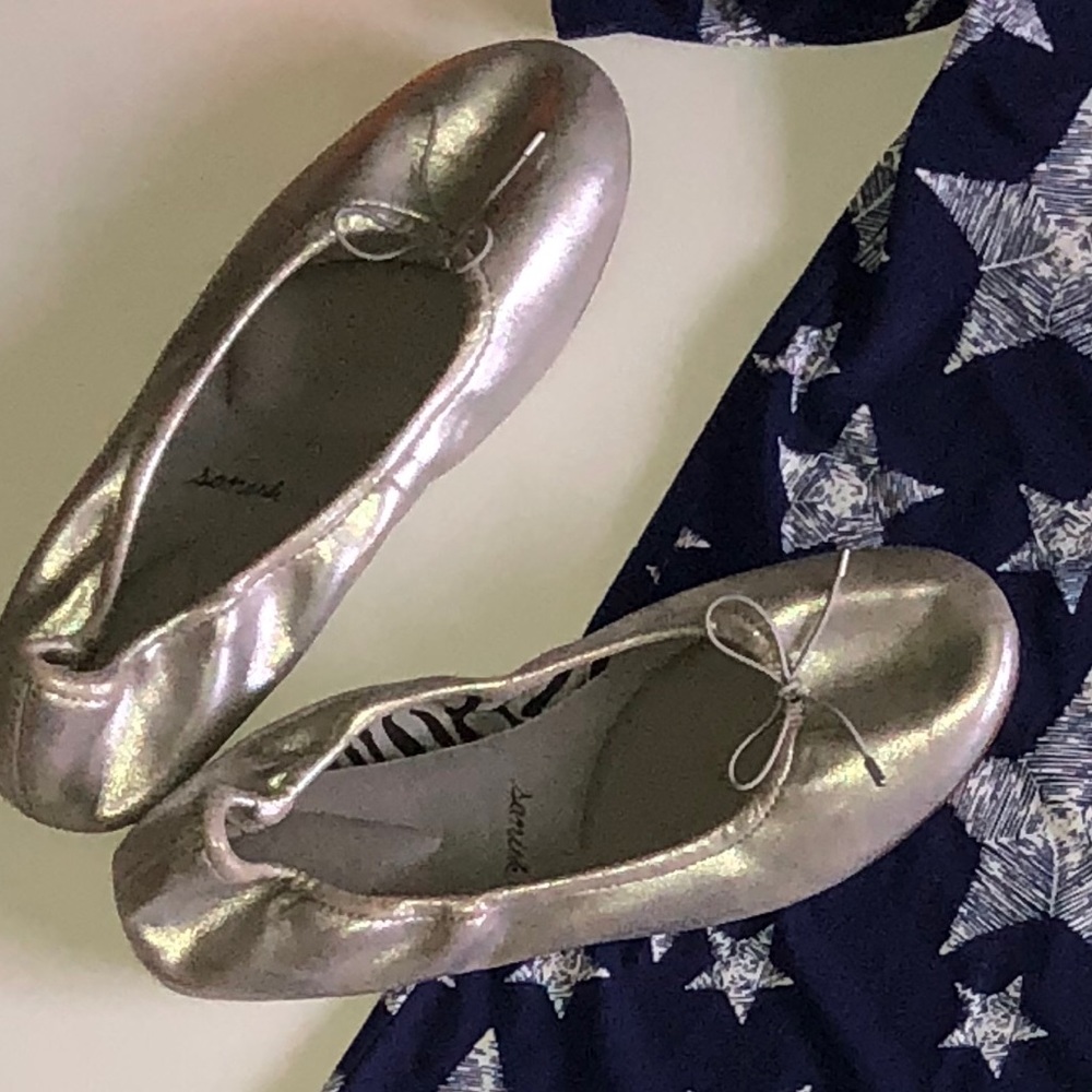 New Women’s sanuk silver ballet shoes sz 7.5